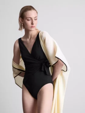 Costum de baie tip wrap cu efect de modelare a siluetei