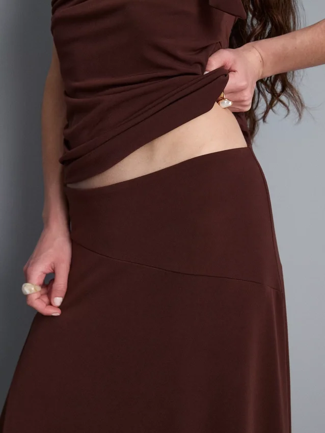 Fustă midi cu tiv în formă de batistă Fustă midi cu tiv în formă de batistă