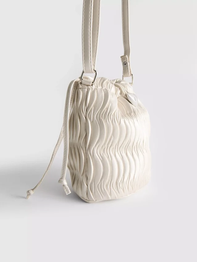 Geantă crossbody tip „bucket” cu volane Geantă crossbody tip „bucket” cu volane