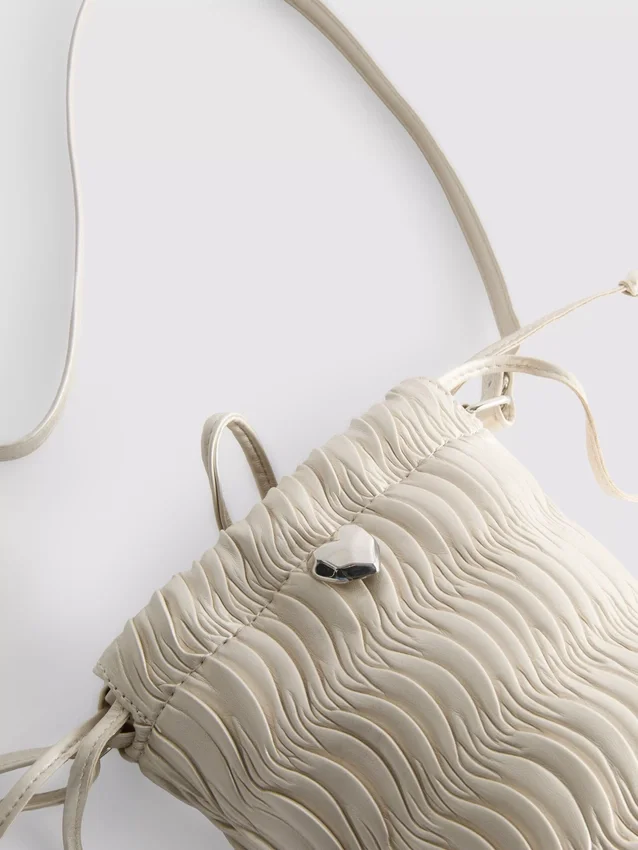 Geantă crossbody tip „bucket” cu volane Geantă crossbody tip „bucket” cu volane
