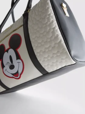 Geantă de weekend cu relief „Mickey și prietenii” de la Disney Geantă de weekend cu relief „Mickey și prietenii” de la Disney