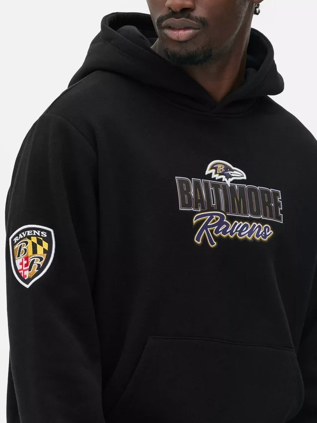 Hanorac cu glugă imprimat cu logo-ul echipei NFL Baltimore Ravens Hanorac cu glugă imprimat cu logo-ul echipei NFL Baltimore Ravens