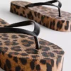 Șlapi cu platformă și imprimeu leopard