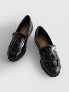 Mocasini cu vârf jos, cu talpă plată, din piele lăcuită, cu talpă lată