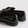 Mocasini cu vârf jos, cu talpă plată, din piele lăcuită, cu talpă lată
