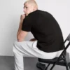 O cămășă cu croială normală, cu mâneci scurte și guler rotund O cămășă cu croială normală, cu mâneci scurte și guler rotund