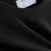 O cămășă cu croială normală, cu mâneci scurte și guler rotund O cămășă cu croială normală, cu mâneci scurte și guler rotund