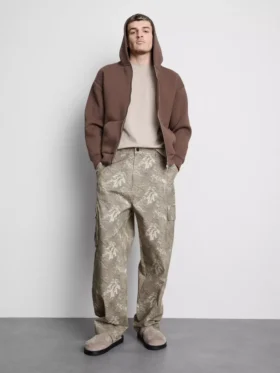 Pantaloni cargo camuflați