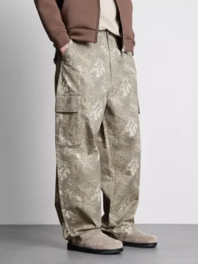 Pantaloni cargo camuflați