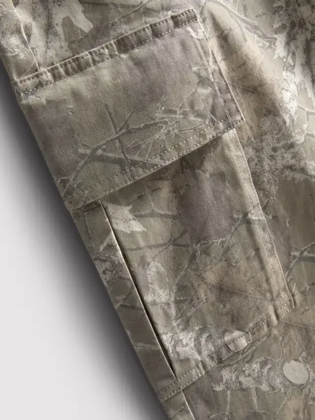 Pantaloni cargo camuflați Pantaloni cargo camuflați