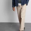 Pantaloni chino largi, cu talie medie Pantaloni chino largi, cu talie medie