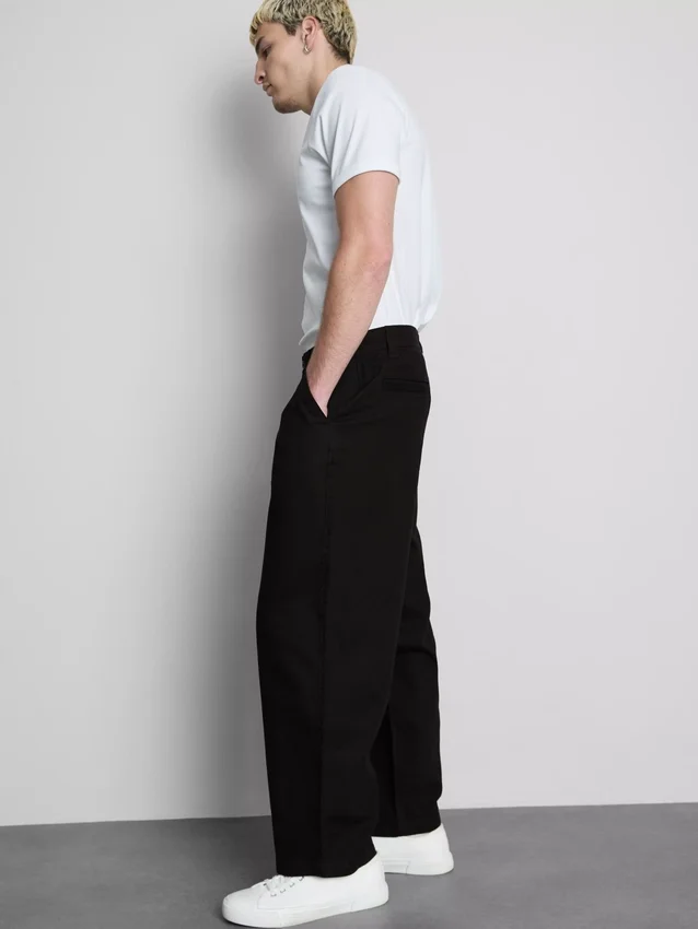 Pantaloni chino largi, cu talie medie Pantaloni chino largi, cu talie medie