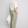 Pantaloni chino largi, cu talie medie Pantaloni chino largi, cu talie medie