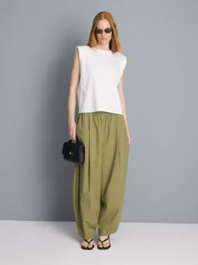 Pantaloni cu croi evazat, plisați, cu aspect de hârtie