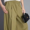 Pantaloni cu croi evazat, plisați, cu aspect de hârtie