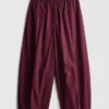 Pantaloni cu croi evazat, plisați, cu aspect de hârtie