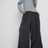 Pantaloni cu croi larg din satin Pantaloni cu croi larg din satin