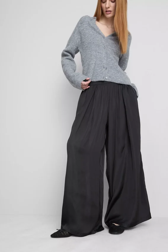 Pantaloni cu croi larg din satin Pantaloni cu croi larg din satin