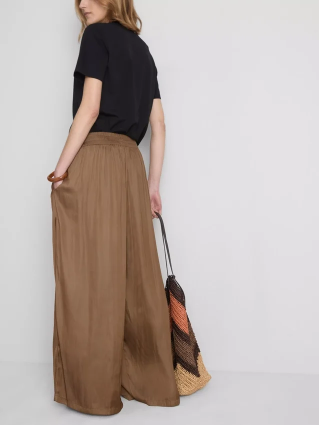 Pantaloni cu croi larg din satin Pantaloni cu croi larg din satin