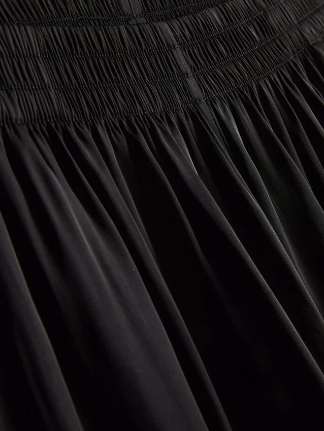 Pantaloni cu croi larg din satin Pantaloni cu croi larg din satin