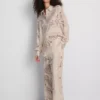 Pantaloni cu croi larg din satin șifonat de la Paula Echevarría