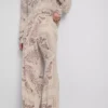 Pantaloni cu croi larg din satin șifonat de la Paula Echevarría