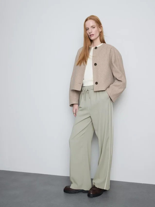 Pantaloni cu croi larg și dungi laterale Pantaloni cu croi larg și dungi laterale