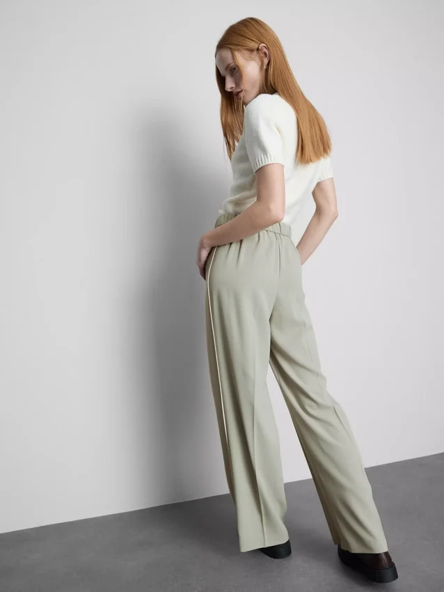 Pantaloni cu croi larg și dungi laterale Pantaloni cu croi larg și dungi laterale