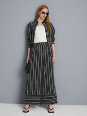 Pantaloni cu croi larg și dungi texturate