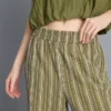 Pantaloni cu croi larg și dungi texturate