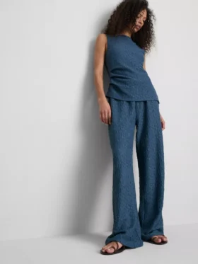 Pantaloni cu croi larg și efect de șifonare de la Paula Echevarría