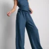 Pantaloni cu croi larg și efect de șifonare de la Paula Echevarría Pantaloni cu croi larg și efect de șifonare de la Paula Echevarría