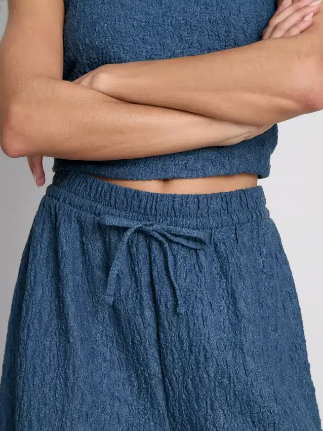 Pantaloni cu croi larg și efect de șifonare de la Paula Echevarría Pantaloni cu croi larg și efect de șifonare de la Paula Echevarría