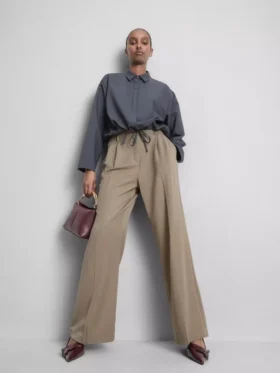 Pantaloni cu croi larg și pliuri