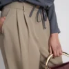Pantaloni cu croi larg și pliuri