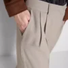 Pantaloni cu croi larg și pliuri