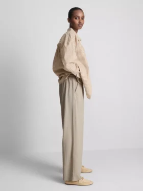 Pantaloni cu croi larg și textură