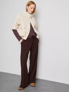 Pantaloni cu croi larg și textură