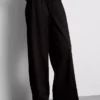 Pantaloni cu croi larg și textură