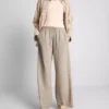 Pantaloni cu croi larg și textură Pantaloni cu croi larg și textură