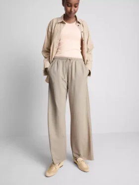 Pantaloni cu croi larg și textură