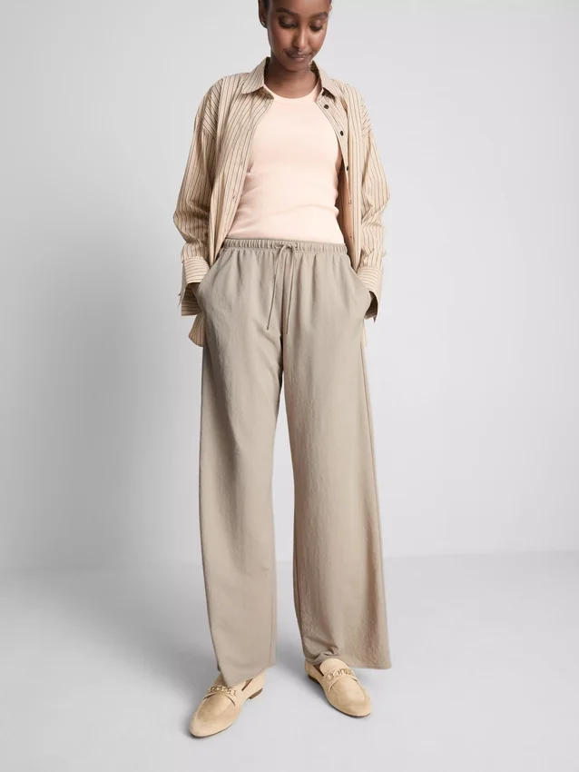 Pantaloni cu croi larg și textură Pantaloni cu croi larg și textură