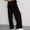 Pantaloni cu croi larg și textură