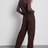 Pantaloni cu croi larg și textură