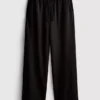 Pantaloni cu croi larg și textură