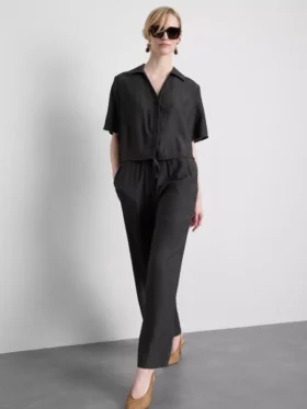 Pantaloni cu croi larg și textură șifonată