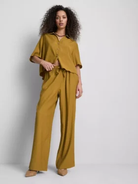 Pantaloni cu croi larg și textură șifonată