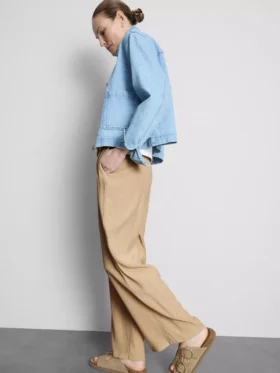 Pantaloni cu croi larg și textură șifonată