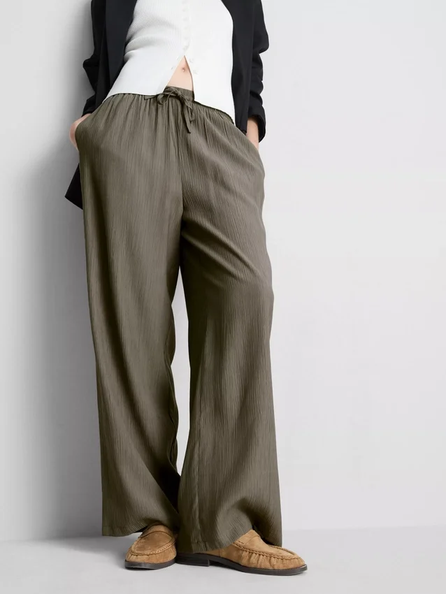 Pantaloni cu croi larg și textură șifonată Pantaloni cu croi larg și textură șifonată