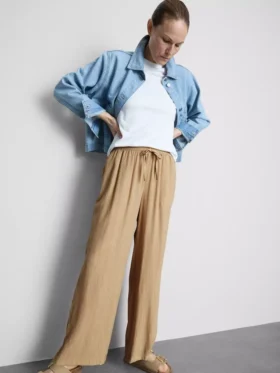 Pantaloni cu croi larg și textură șifonată